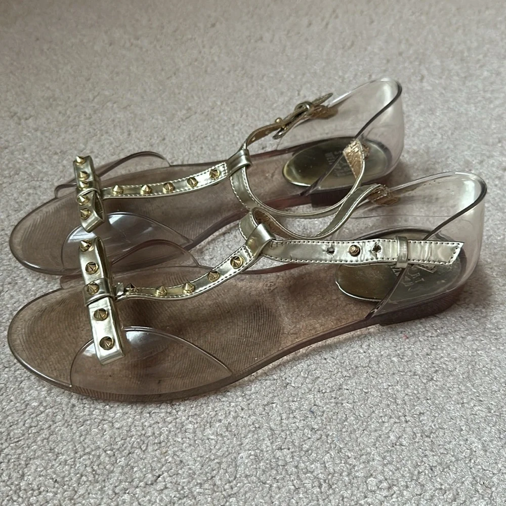 🛍️SALE🛍️ Stuart Weitzman Rubber Bow Accents T-strap Sandals - Picture 3 of 6